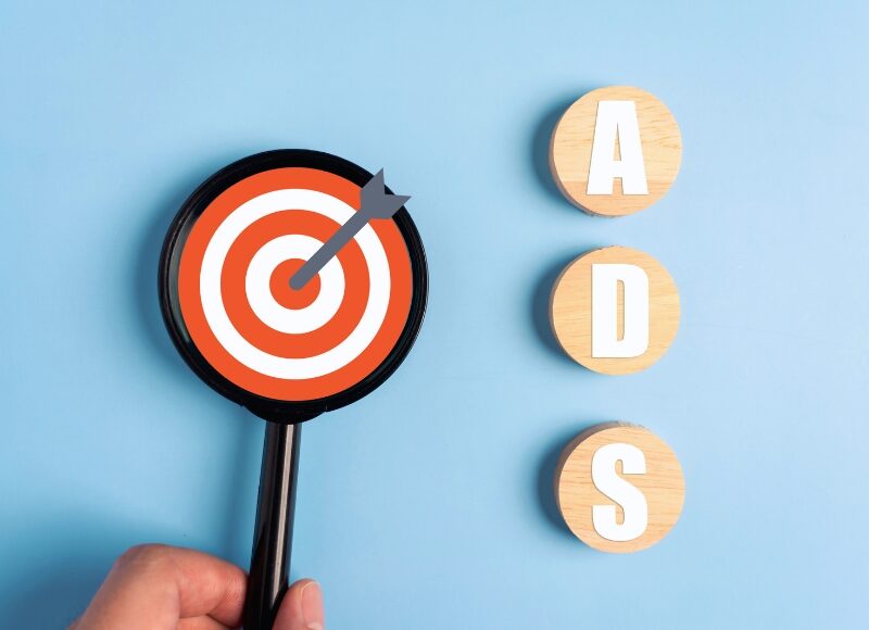 A target with arrows in the bullseye symbolises precision in audience targeting for a Google Ads report. It highlights the effectiveness of accurate advertising strategies.